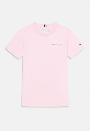 T-shirt de algodão rosa claro com gola redonda, mangas curtas e um pequeno logótipo impresso no peito. Apresenta um detalhe de bandeira na manga.