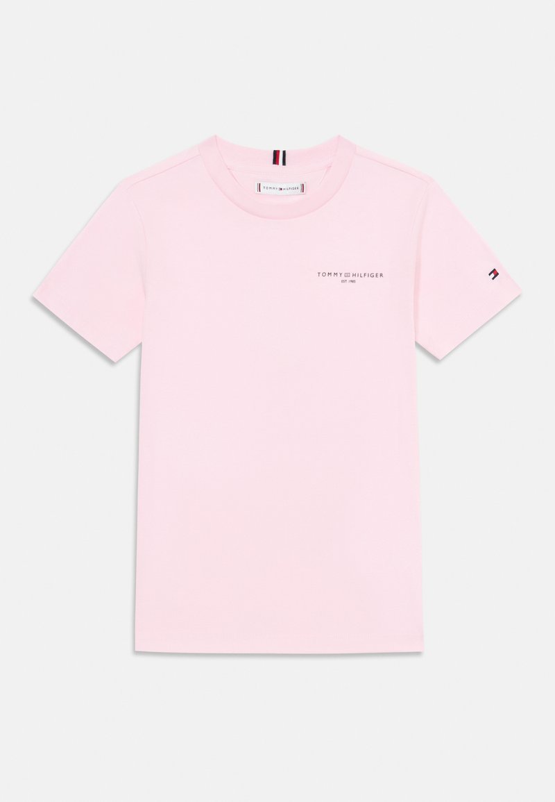 T-shirt de algodão rosa claro com gola redonda, mangas curtas e um pequeno logótipo impresso no peito. Apresenta um detalhe de bandeira na manga.