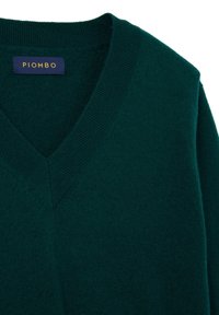 Suéter de cuello en V en verde oscuro, hecho de una tela suave con detalles acanalados en el escote. La etiqueta dice "PIOMBO" en letras doradas.