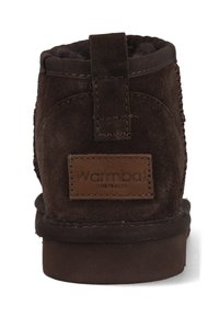 Bruine suède laars met een zachte voering, afgeronde vorm, stevige rubberen zool en een leren label met de merknaam.