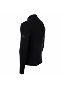 Schwarzer gestrickter Pullover mit langen Ärmeln, geripptem Kragen, Bündchen und Saum, von hinten und seitlich gezeigt, mit einem Patch am linken Oberarm.