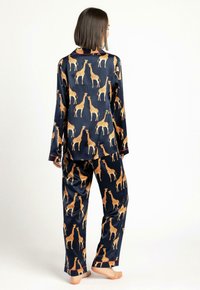 Chelsea Peers GIRAFFE REVERE COLLAR BUTTON UP LONG SET - Pyjama - navy