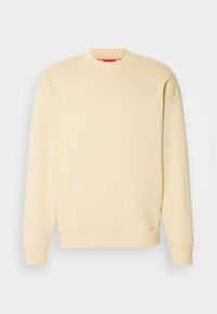 Sweat beige à col rond avec manches longues et poignets et bas côtelés, design simple avec petit logo centré sur la poitrine.