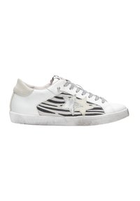 Sneaker bianca con accenti a forma di stella argentata, strisce zebrate nere sui lati, lacci grigi e una suola in gomma texturizzata.