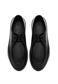Zapatos de cuero negro con punta redondeada, diseño con cordones, textura suave y costuras en contraste a lo largo de los bordes.