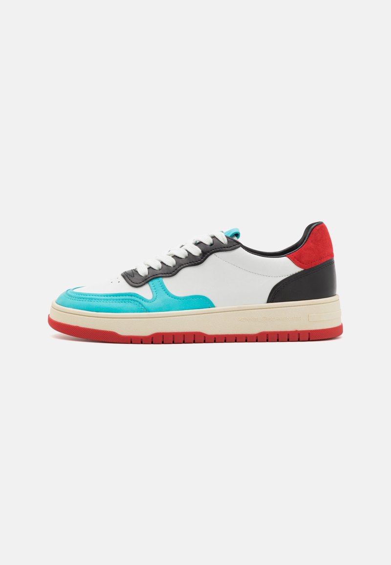 Baskets blanches basses avec des accents turquoise, noir et rouge, lacets blancs, semelle intermédiaire crème et semelle extérieure rouge, vues de côté extérieur.