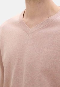 TOM TAILOR MIT V-AUSSCHNITT - Pulover - dusty pink melange