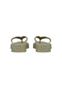Sandali platform beige con texture intrecciata, apertura sul retro e tagli a forma di cuore sui lati, progettati per comfort e traspirabilità.