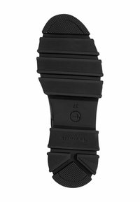 Suola di scarpa in gomma nera con motivo di presa testurizzato, caratterizzata da scanalature orizzontali e verticali, contrassegnata con la taglia 37 e il logo del marchio "Tamaris."