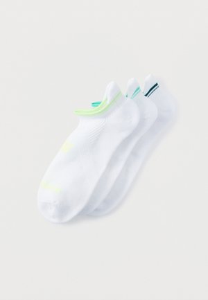 Tre par hvide lavskårne sokker med farvet kant i grøn, grønblå og sort, vist overlappende på en hvid baggrund.