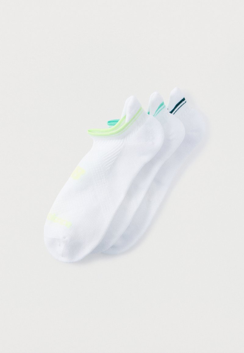 Τρία ζευγάρια λευκές κάλτσες χαμηλού κόψιμου με χρωματιστό περίγραμμα σε πράσινο, τιρκουάζ και μαύρο, τοποθετημένα επικαλυπτόμενα σε λευκό φόντο.