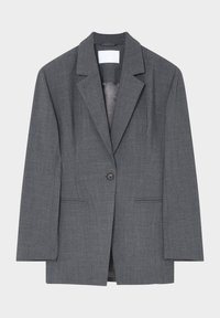 Blazer gris à simple boutonnage avec revers crantés, fermeture par un bouton et deux poches avant passepoilées, présenté sur un fond clair.