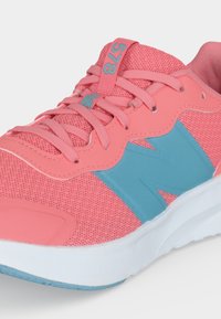 Ροζ αθλητικό παπούτσι με μπλε λογότυπο "N", ροζ κορδόνια, αριθμό "578" στη γλώσσα και λευκή σόλα.