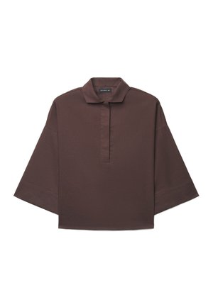 Dunkelbraunes Langarmshirt mit weiter Passform, kurzem Stehkragen und teilweise mit Knopfleiste auf weißem Hintergrund.