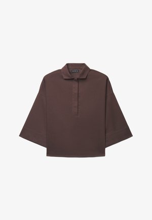 Dunkelbraunes Langarmshirt mit weiter Passform, kurzem Stehkragen und teilweise mit Knopfleiste auf weißem Hintergrund.