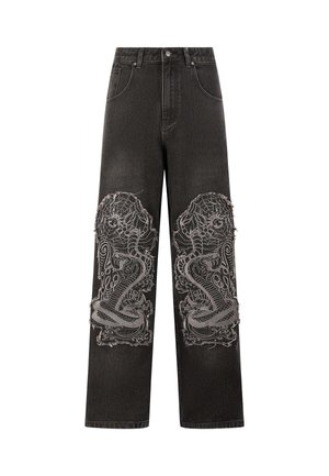 Schwarze Denim-Jeans im weiten Schnitt mit detaillierter grauer Stickerei von Schlangen und Spinnennetzen an den Knien, in einem distressed Finish und hoher Taille.