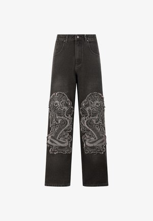 Vaqueros de mezclilla negros de pierna ancha con un detallado bordado gris de serpientes y telarañas en las rodillas, con un acabado desgastado y una cintura alta.