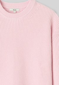 Pull rose tricoté avec une texture côtelée, un col rond et une coupe ample. Étiquette indiquant "B2B" avec la taille "S".