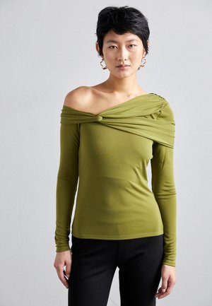 Olijfgroene top met lange mouwen en een gedrapeerd off-shoulder ontwerp; glad, rekbaar materiaal; subtiele textuurdetails en geplooide accenten.