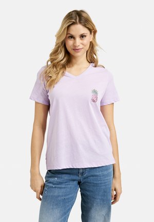 V-AUSSCHNITT UND ARTWORK - Print T-shirt - lavender
