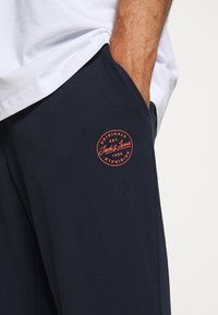Jack & Jones GORDON SHARK PANT - Spodnji deli trenirk - navy blazer