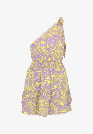 Robe à une épaule en lilas avec des motifs de feuilles jaunes. Dotée d'une taille froncée et d'un ourlet à volants superposés. Fabriquée en tissu léger.