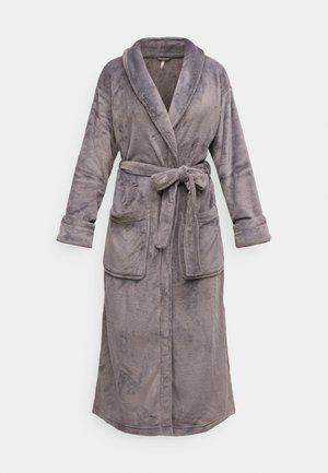 Pehmeä, harmaa fleece-kylpytakki, jossa pitkät hihat, kaulahuivikaulus, solmittava kiinnitys ja kaksi etutaskua. Tyylissä on sileä pinta ja se ulottuu polviin saakka.