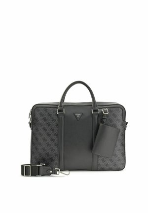 Serviette Guess noire et grise à motifs, dotée de doubles poignées, d'une bandoulière amovible et d'une étiquette de bagage rectangulaire attachée.