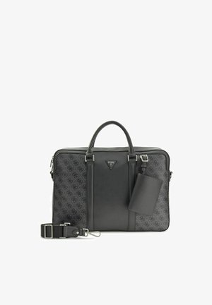 Serviette Guess noire et grise à motifs, dotée de doubles poignées, d'une bandoulière amovible et d'une étiquette de bagage rectangulaire attachée.