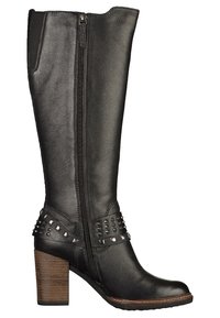 Bota negra de cuero hasta la rodilla con cremallera lateral, acabado texturizado, adornada con tachuelas metálicas en una correa decorativa y un tacón de madera grueso.