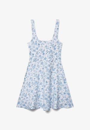 Biała sukienka bez rękawów z jasnoniebieskim kwiatowym wzorem i dopasowaną talią, rozszerzająca się w spódnicę w kształcie litery A.