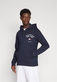 Tommy Hilfiger - ARCHED VARSITY ZIP THRU - Jaka ar rāvējslēdzēju - desert sky Miniatūras attēls 1