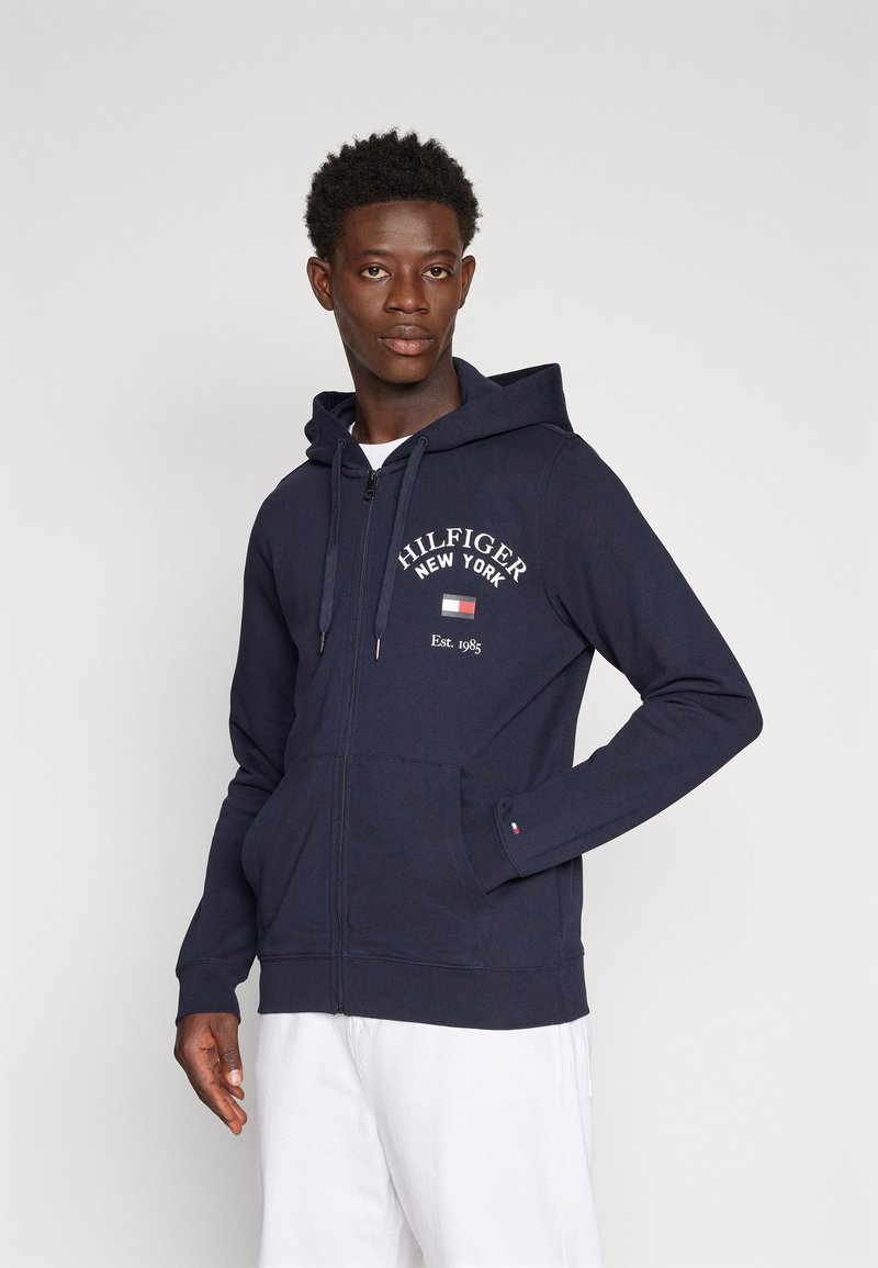 Haut à fermeture éclair marine en mélange de coton, comportant une broderie "HILFIGER NEW YORK", une capuche ajustable avec cordon de serrage et des poches avant.