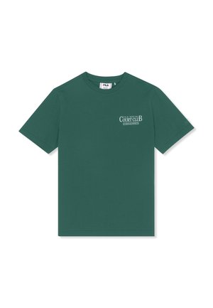 Camiseta de manga corta de color verde oscuro con cuello redondo y logo de texto blanco "Fila Social Court Club" en el lado izquierdo del pecho.