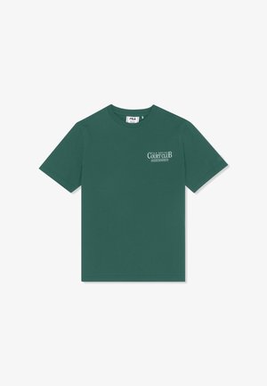 Dunkelgrünes T-Shirt mit kurzen Ärmeln und Rundhalsausschnitt, links auf der Brust mit weißem "Fila Social Court Club"-Textlogo.