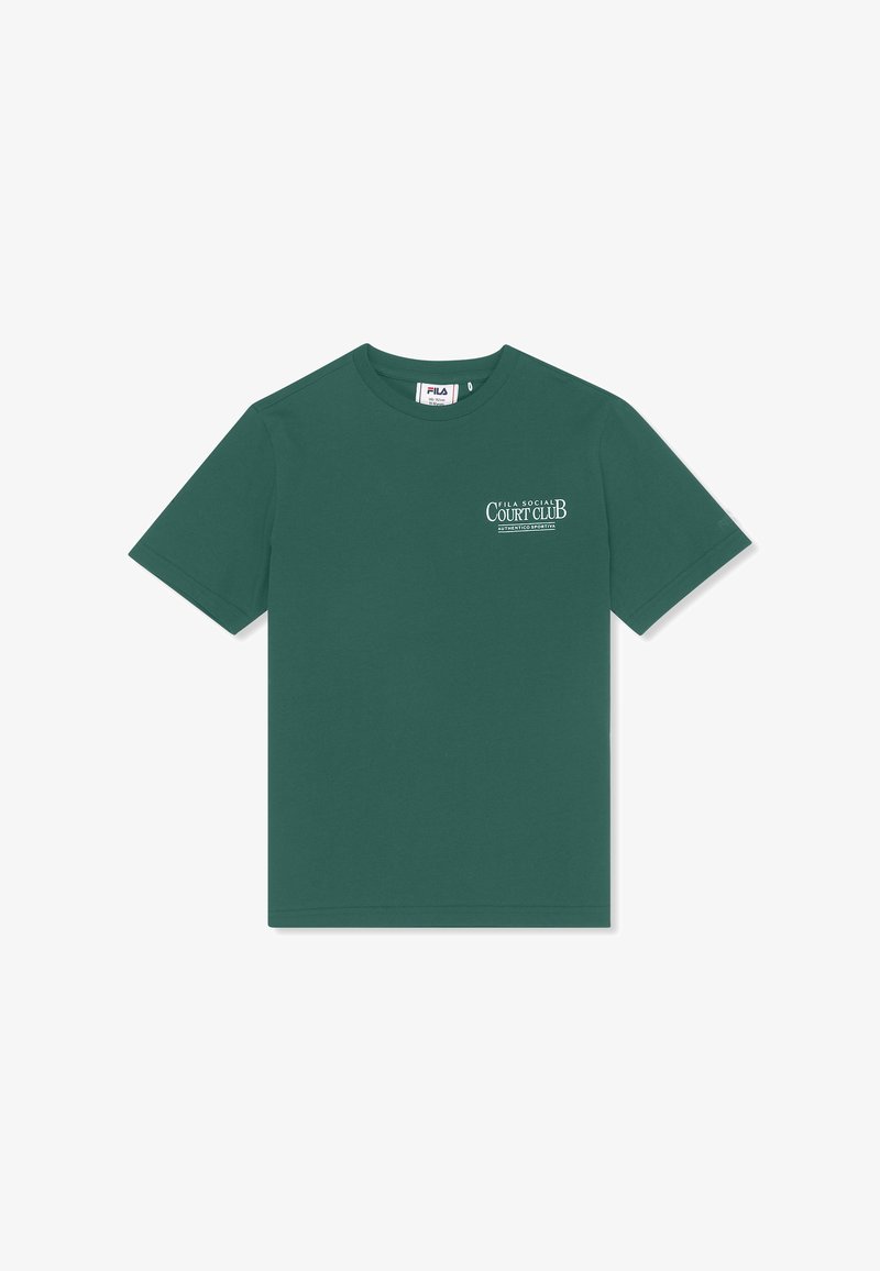 Camiseta de manga corta de color verde oscuro con cuello redondo y logo de texto blanco "Fila Social Court Club" en el lado izquierdo del pecho.