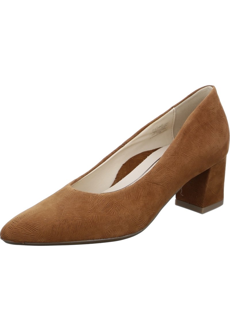 Zapato de tacón alto de ante marrón con punta afilada y patrón de superficie texturizado, que presenta un tacón cuadrado para mayor estabilidad y comodidad.