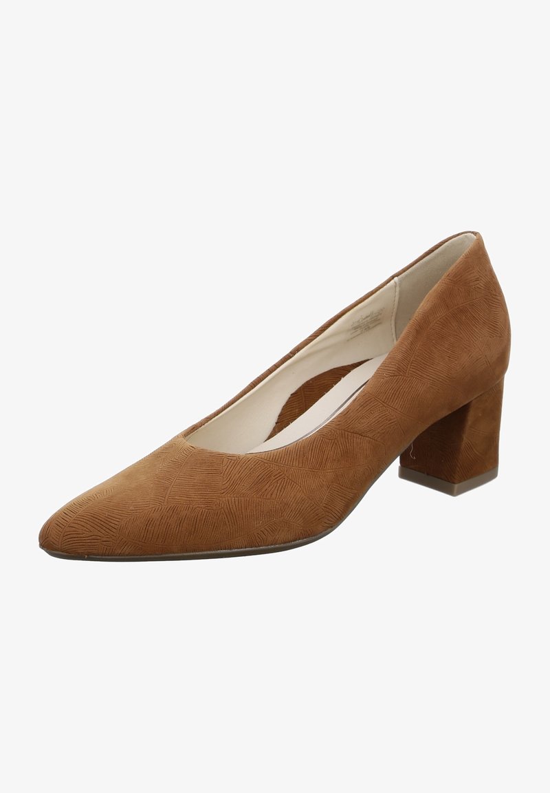 Zapato de tacón alto de ante marrón con punta afilada y patrón de superficie texturizado, que presenta un tacón cuadrado para mayor estabilidad y comodidad.