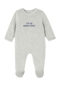 Hellgrauer Baby-Overall mit langen Ärmeln und Füßen, mit blauer Aufschrift "J'ai une maman géniale" auf der Brust.