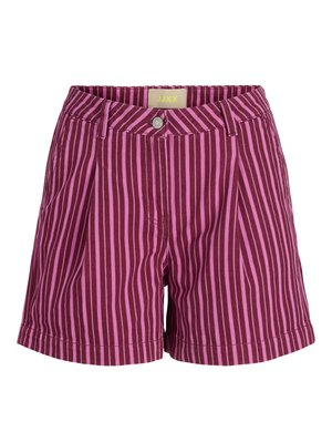 Short rayé vertical violet et rose avec fermeture boutonnée et passants de ceinture, présentant des plis à l'avant et une étiquette de marque JJXX à l'intérieur de la ceinture.