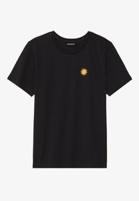 Must lühikeste varrukatega t-särk, millel on vasakul rinnal väike kollane päikesemärk ja kaeluse sees brändi silt.