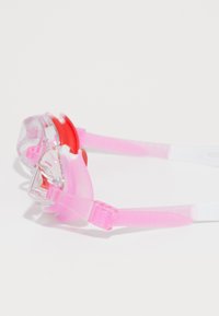 Lunettes de natation transparentes avec des joints en silicone rose et rouge et des sangles ajustables roses sur une surface blanche.