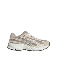 Baskets beige et marron clair avec dessus en mesh, semelle blanche et fermeture à lacets, vue de côté sur fond blanc.