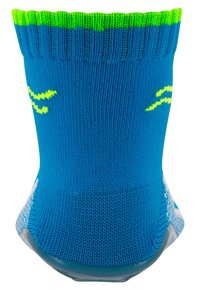 Blaue Knöchelsocke mit einem hellgrünen gerippten Bund, strukturiertem Strickkörper und gelben Akzenten an den Seiten, sowie einem gepolsterten Fersenbereich.