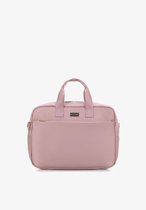 Sac à main en nylon rose avec deux poignées supérieures et une fermeture éclair. Dispose d'une poche avant et d'un accent logo subtil sur le devant. Texture lisse.
