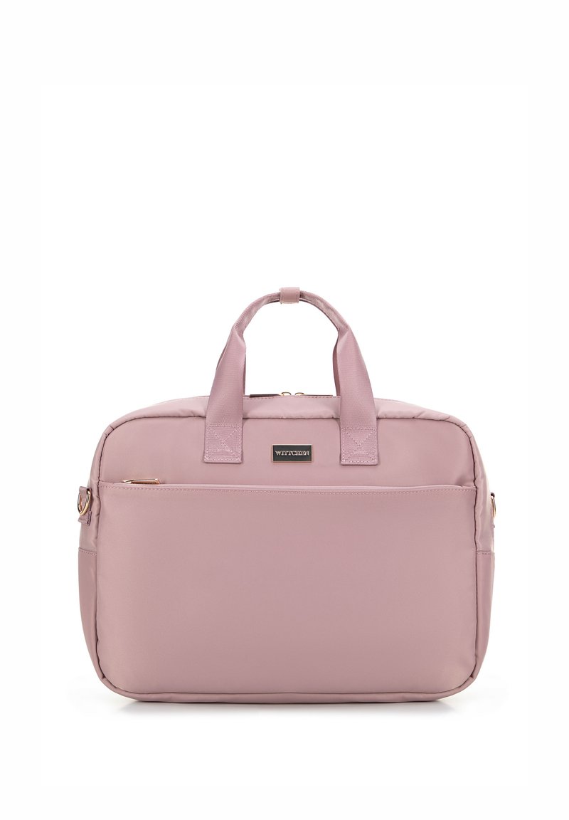 Bolso de nylon rosa con doble asa superior y cierre con cremallera. Cuenta con un bolsillo frontal y un sutil acento de logo en la parte delantera. Textura suave.