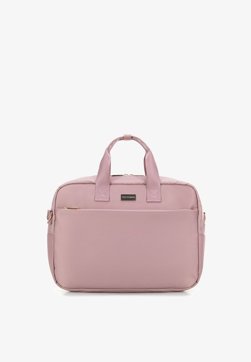 Růžová nylonová kabelka s dvojitými horními uchy a zipovým uzavřením. Disponuje přední kapsou a jemným logem na přední straně. Hladká textura.