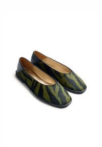 Ballerine con un design a strisce tigre verde e nero, con punta e lati in pelle liscia e fodera interna color beige.