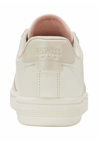 Baskets blanches avec des accents rose pâle, en matériau synthétique lisse, col de talon texturé, logo K-Swiss embossé à l'arrière et design en couches.