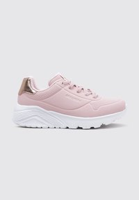 Scarpe da ginnastica rosa chiaro con superficie sintetica liscia, suola bianca e dettagli in oro metallico sul tallone. Design perforato per traspirabilità.